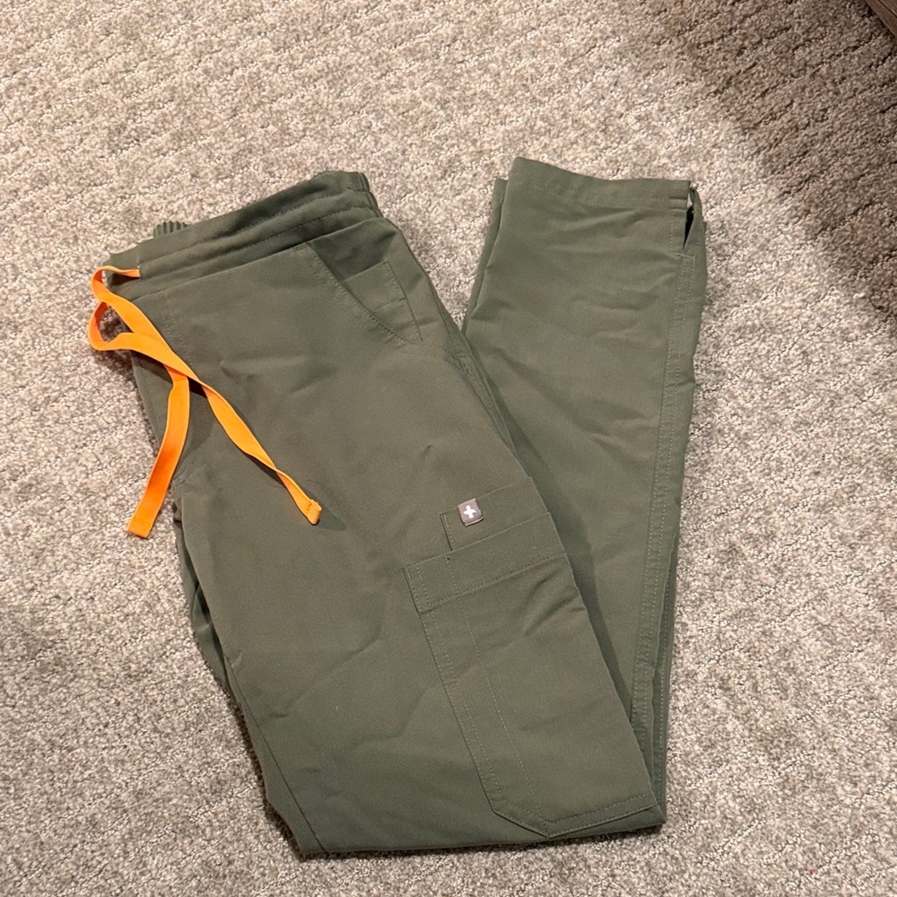 Figs Women's Green straight leg scrub pants